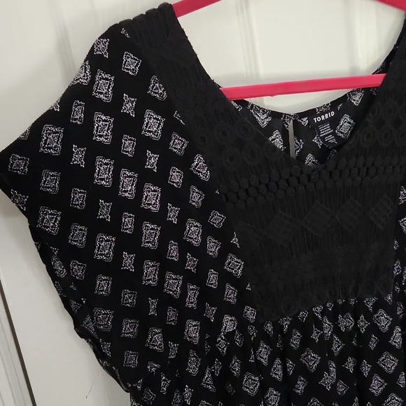 Torrid Black & White Diamond Print Top - Picture 5 of 12